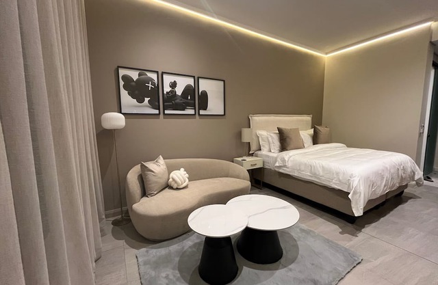 Chic Deluxe Studio, Menlyn Maine, Smart Access