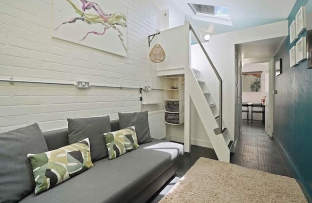 Bright Stylish Apartment, 10 Mins to Peaks & City