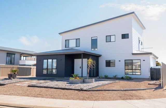 Helios Heights - Modern 2 storey, Off Peak Special available