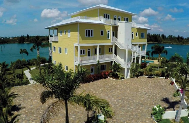 Waterfront Charming Condo in Lucayan Gardens