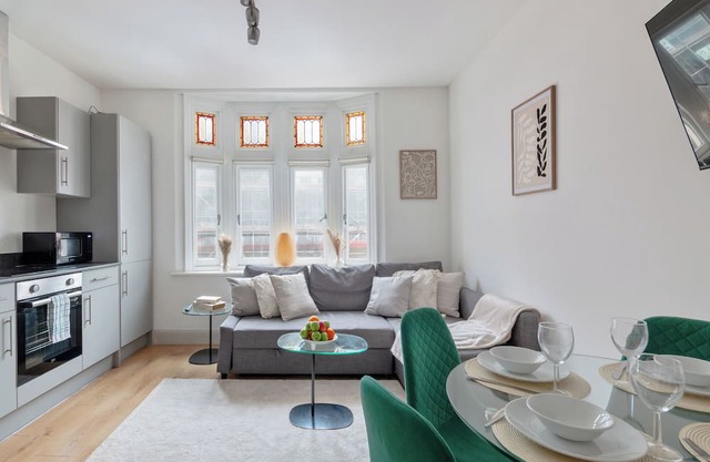 Central Putney/London 2-Bed | Walk to Tube & River | 3 TV's & FAST WiFi