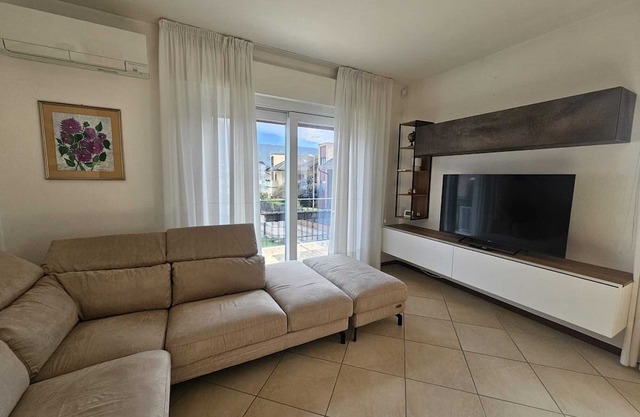 Amanda Deluxe 3-Bedroom Apartment with A/C and Mountain View