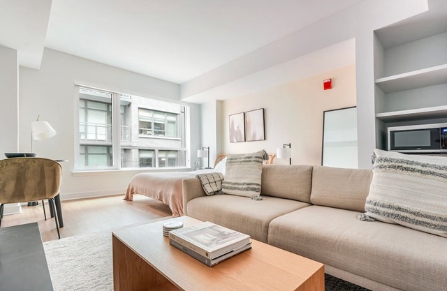 Blueground | Mount Vernon Triangle, pool, nr National Gallery of Art