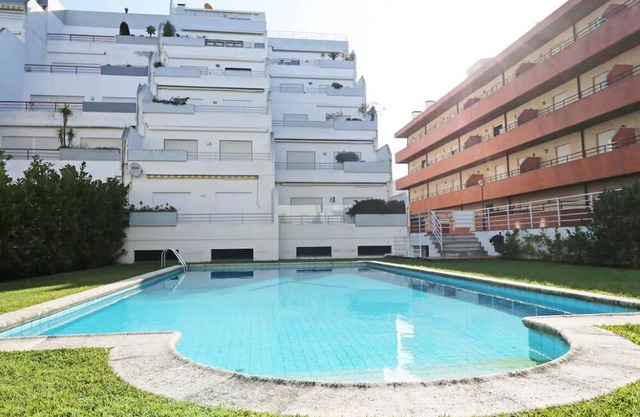 Apartment with magnificent 65 m2 terrace and swimming pool 5 minutes from the beach