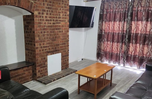 Cosy Dagenham Retreat for family