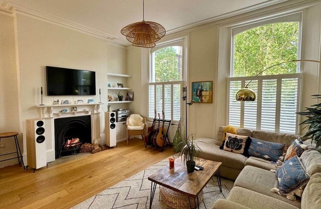 Airy hillside flat with views