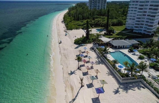 NEW! Modern Beachfront Studio-Pool, Bar, Views!