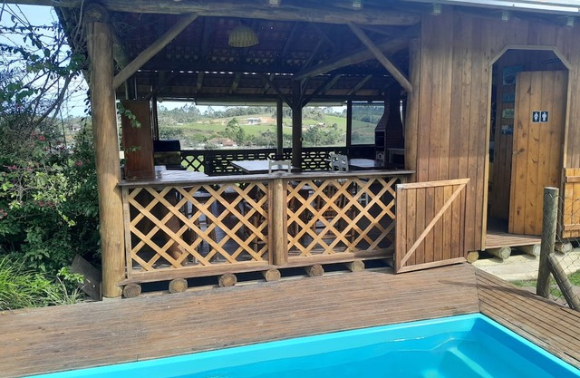 Country house with pool, football field and lake near Beto Carrero