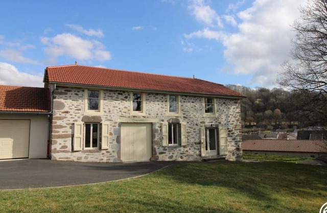 Charming Cottage Near Volcano Park with WiFi and Garden