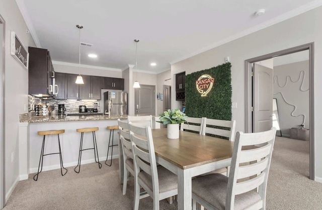 Amazing Amenities min to KC King Beds!