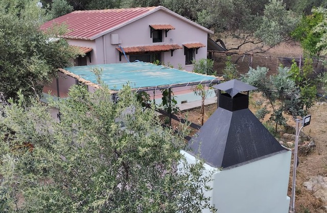 The Cottage is non-smoking , has an outdoor dining area, barbecue and a garden.