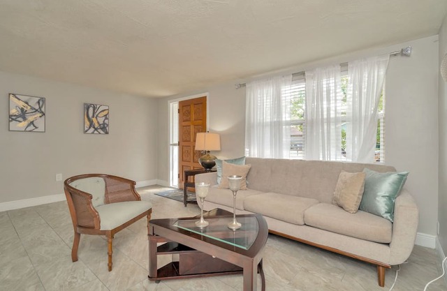 Charming 2-bedroom house with AC, WiFi in Port Richey FL Near Weeki Wachee Park