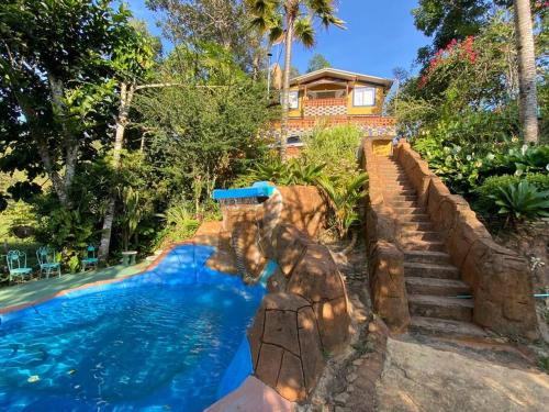 Casa con piscina balcón cerca al rio san rafael