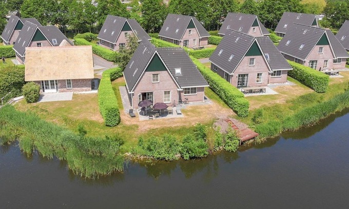 Makkum Cabin | Beachvilla Royaal with sauna and whirlpool