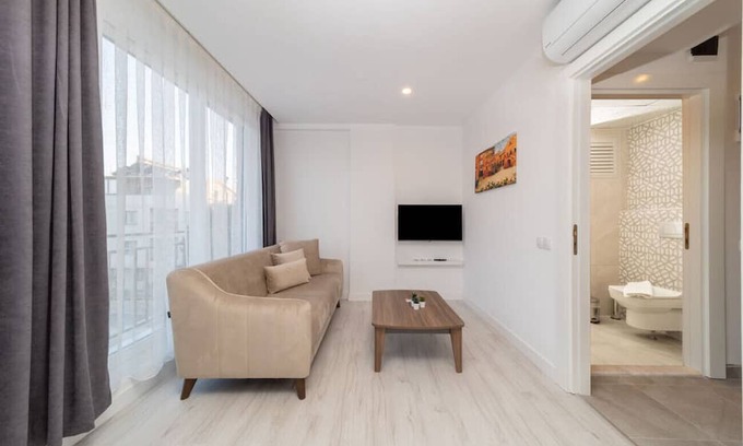 Eski Lara Apartment | Central Flat with Terrace and View in Muratpasa