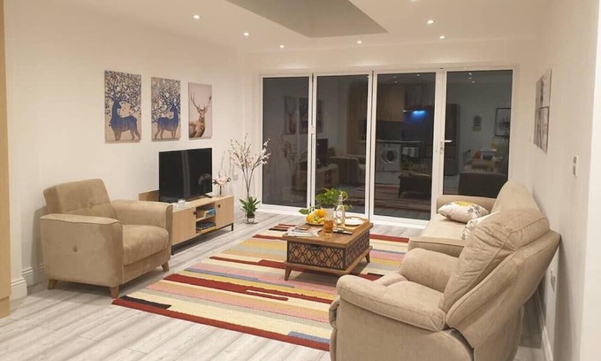 Putney Apartment | Spacious London King bed Garden flat in quiet street near parks.1072