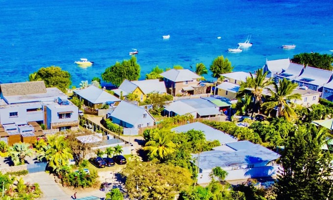 La Preneuse House | Cozy Home with Green Garden