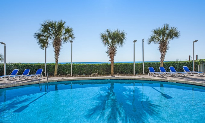 Myrtle Beach Apartment | Third-floor oceanfront studio with free breakfast - steps to beach