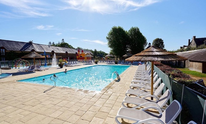 La Chapelle-aux-Filtzmeens Ski Chalet | Luxe Sanitary XL 6 pers. Villatent at five-star Camping Domaine du Logis