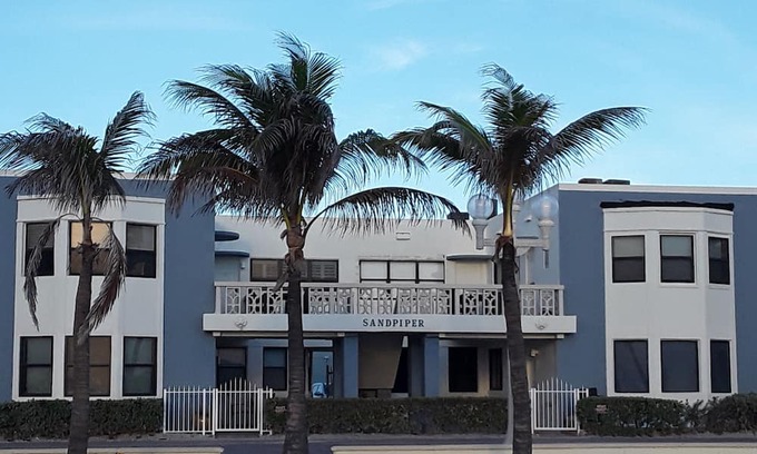 Hollywood Condo | PRIVATE*MODERN Guesthouse*Direct Bch Access*❤️ Brdwlk* Free Park*2 bike & MORE