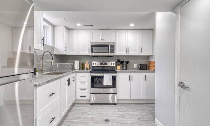 Hamilton House | Modern design conveniently mins to hwy + amenities