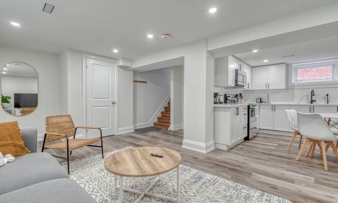 Hamilton House | Exquisite 5 bed Mins to College+Hospital+Amenities