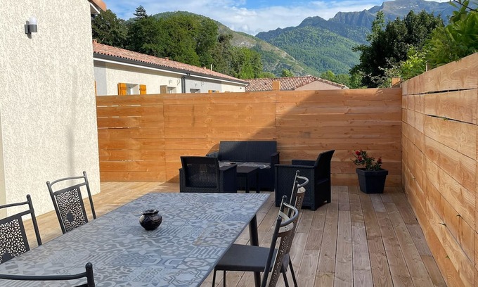 Chaum House | Holiday Home 'Momo' with Mountain View, Wi-Fi and Air Conditioning