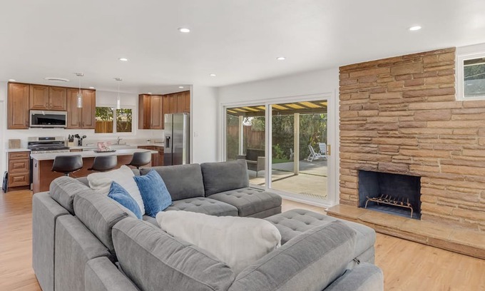 Granada Hills South House | Ultimate Valley Lounge and Swim
