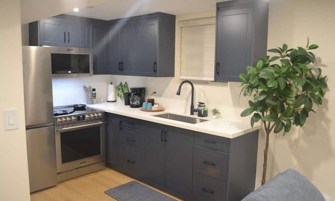 Erin Mills House | Modern 2-Bed Basement Retreat!
