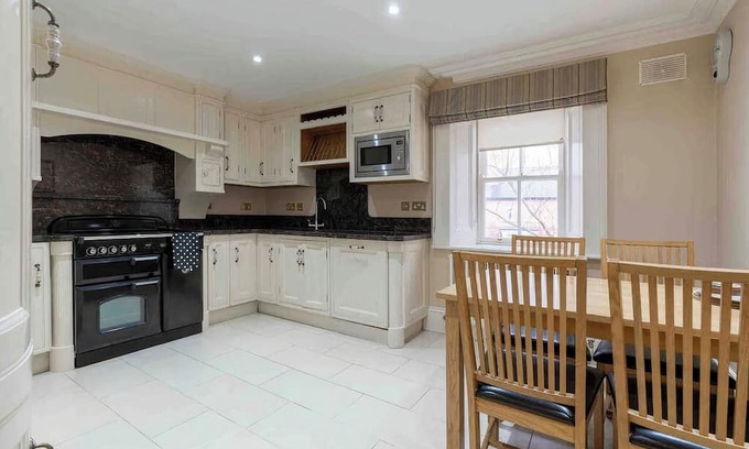 Dublin Apartment | Period 2-bedroom apartment 10 mins from Dublin City Centre