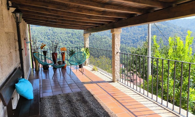 Os Peares Cottage | Centennial house 1.4 km from Os Peares Xiravai. RIBEIRA SACRA.
