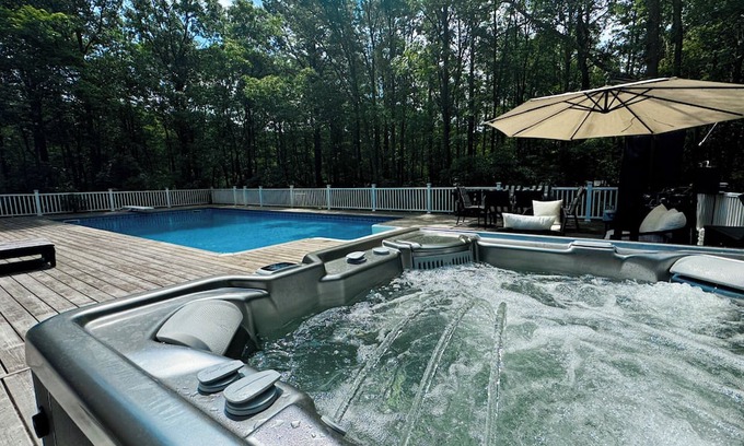 Manorville House | Private & Woodsy Home Near Hamptons/Golf/Wineries/Farms w/Heated Salt Pool & Spa
