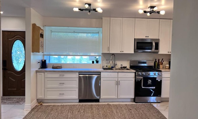 Forestview House | Spacious 5-bedroom house in charming Lombard with HOT TUB &PRIVATE BACKYARD