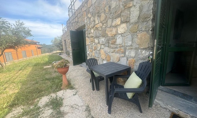 Castellaro Apartment | Apartment 'Studio' with Shared Garden and Wi-Fi