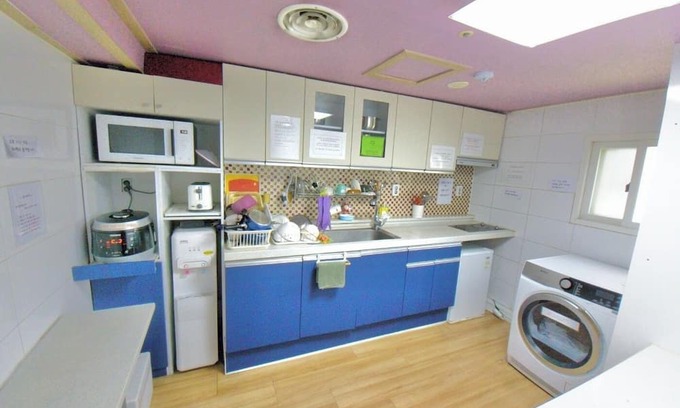 Noryangjinil-tong Cabin | Cozy Room: 30 Seconds from Noryangjin Station, Prime Location in Seoul