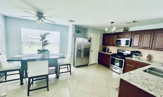 Southeast Houston House | Near Stadium! Comfort + Location, game room & pet friendly