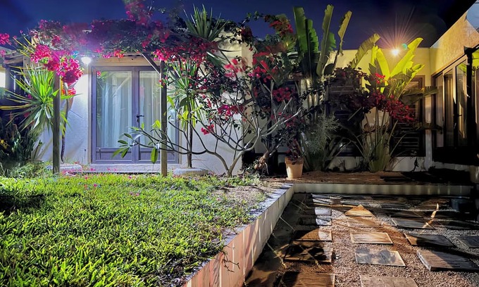 Albion House | Cozy 2-bedroom house 2-min drive from the beach