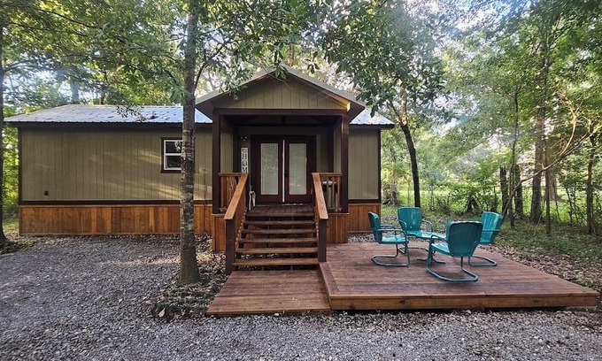 Orange House | Cozy 1 Bedroom Bungalow with all the comforts of home!