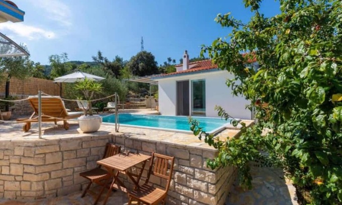Dracevica House | Serene Retreat with private Pool on Brac Island