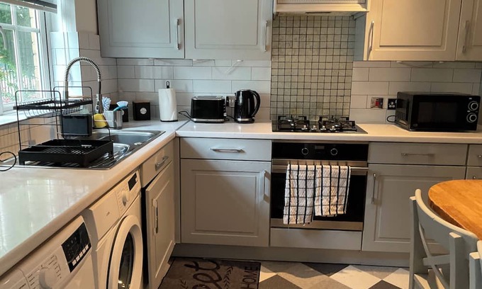 West Thurrock House | Exclusive 3 Bed House, free parking, Wi-Fi 5 mins from Lakeside Shopping Centre