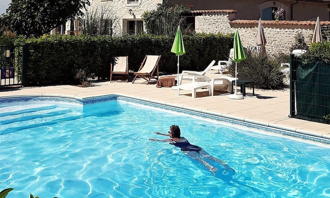 Brives-sur-Charente Bed & Breakfast | Les Coquelicots, Suite Familiale Avec Accès Piscine