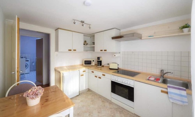 Lippstadt Apartment | Apartment 'Wohnung Am Kurpark' with Wi-Fi