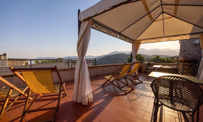 Borgio Verezzi Bed & Breakfast | Ca' d'Alda - Piazza: elegant room with sea view