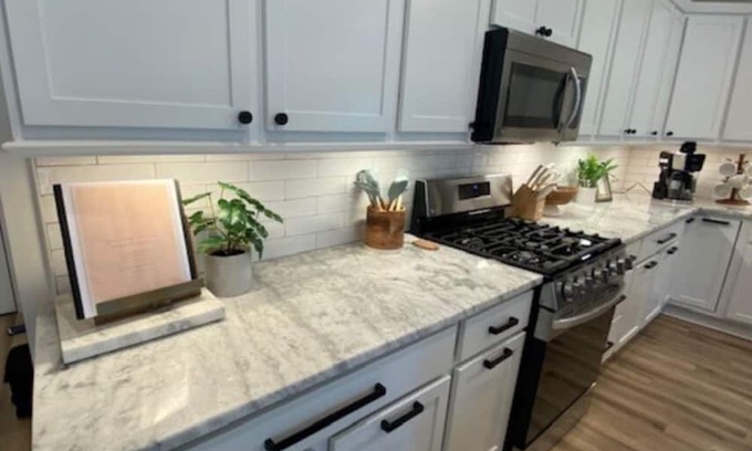 Ashtabula House | The Harbor Haven ~ Walkable to restaurants, brewery, spa, beach! Near wineries!