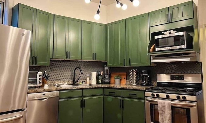 Wrightwood Neighbors Condo | 7B/3BA Private Unit in Lincoln Park near Wrigley