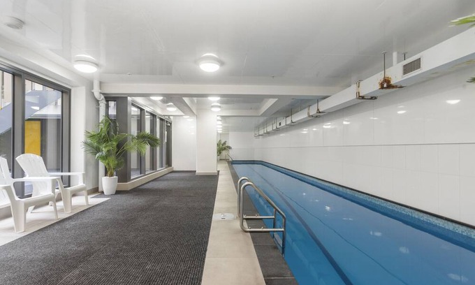 Newton Apartment | Homey stay in Freemans Bay: Gym, Aircon, Pool