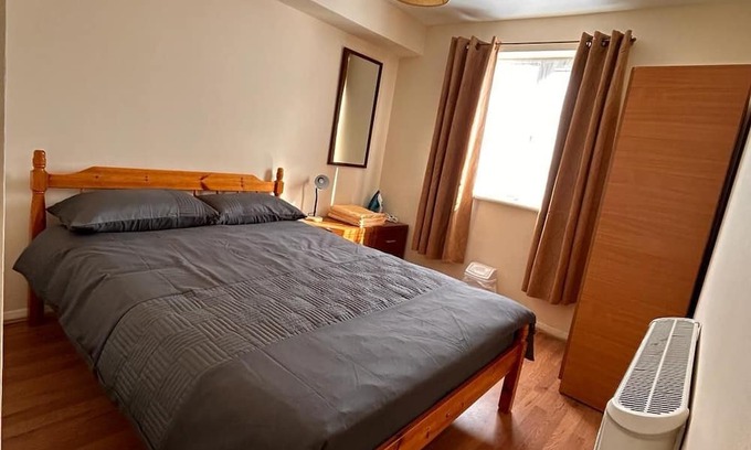 Goodmayes Apartment | specious 1 Bed Apartment with parking & free wifi 5 minute Goodmayes station