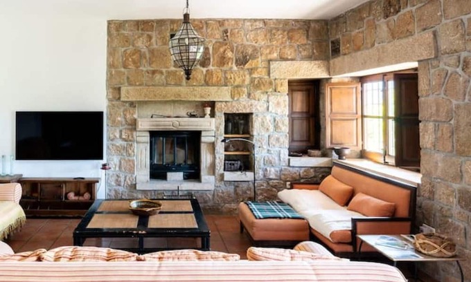 Robledo de Chavela House | Villa with mountain views and pool