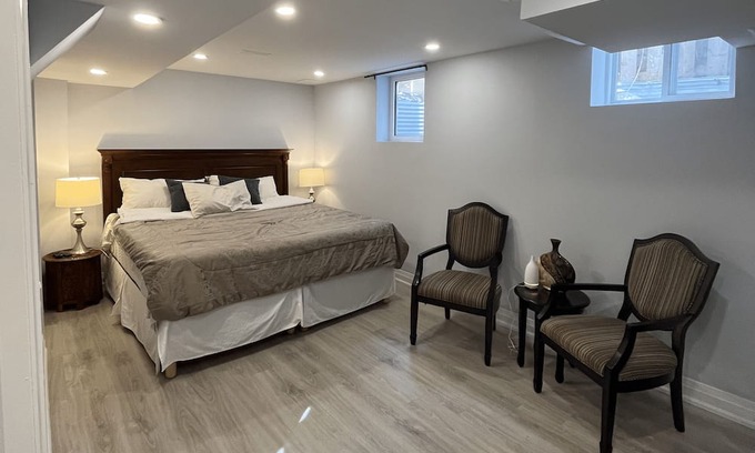 Central Erin Mills House | Private and Cozy Basement Apartment