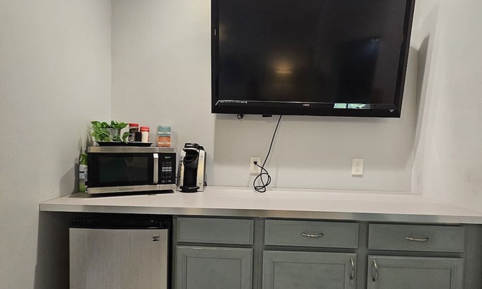 Catalina House | 12min/Universal, 5/min to Downtown. Hotel Room Style in a Cozy House in Florida